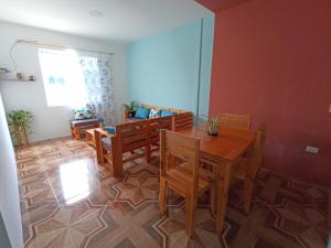 ein Esszimmer mit einem Holztisch und Stühlen in der Unterkunft Departamento familiar en Manta in Manta