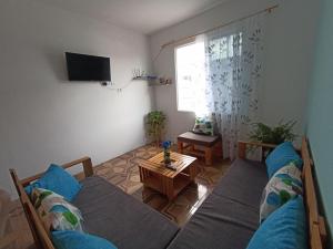 ein Wohnzimmer mit einem Sofa und einem Tisch in der Unterkunft Departamento familiar en Manta in Manta