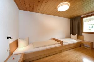 ein Wohnzimmer mit einem Sofa und einem Fenster in der Unterkunft Ferienwohnungen Lingg in Schoppernau
