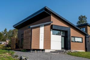 una casa con una puerta marrón y blanca en Initial / Fika +spa / MSA en Saint-Férréol-les-Neiges