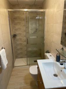 uma casa de banho com um chuveiro, um lavatório e um WC. em Apartment Los Boliches Fuengirola Malaga Spain em Fuengirola