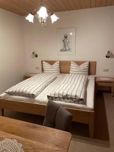 um quarto com uma cama grande num quarto em Haus Erler em Tux