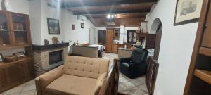 salon z kanapą i kominkiem w obiekcie Casa del Rustico, Indipendente vista Sacra con dipinto w mieście Caprie
