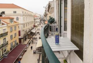 Foto da galeria de Chic 1-bed flat with balcony, view and workspace, 5mins to Santa Justa Lift em Lisboa