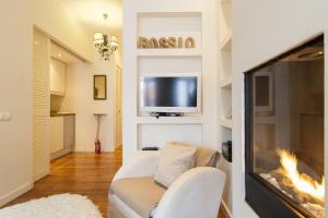 Chic 1-bed flat with balcony, view and workspace, 5mins to Santa Justa Liftにあるテレビまたはエンターテインメントセンター