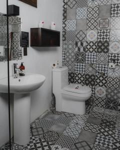 a bathroom with a toilet and a sink at Lauraceas Lodge in San Gerardo de Dota +22 photos
