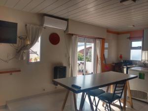 a kitchen with a table and chairs in a room at Hermoso loft con balcón y terraza in Olavarría