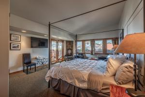 ein Schlafzimmer mit einem großen Bett in einem Zimmer in der Unterkunft Solstice Suites in Leavenworth
