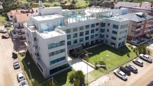 una vista aérea de un edificio con coches aparcados en un aparcamiento en Pinamar Beach Resort en Pinamar