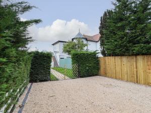 a backyard with a fence and a house at Dilkusha in Llandudno Junction