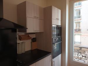 Kuchyňa alebo kuchynka v ubytovaní APPARTEMENT SACRE COEUR