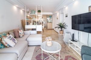 Telewizja i/lub zestaw kina domowego w obiekcie Cozy 2 bedroom corner apartment in Puerto Banus with a Stunning Terrace