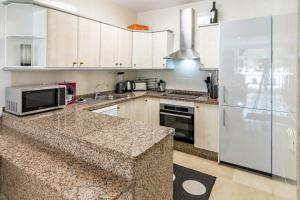 Kuchnia lub aneks kuchenny w obiekcie Cozy 2 bedroom corner apartment in Puerto Banus with a Stunning Terrace