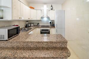 Kuchnia lub aneks kuchenny w obiekcie Cozy 2 bedroom corner apartment in Puerto Banus with a Stunning Terrace