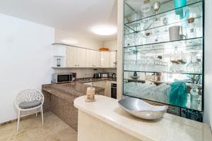 kuchnia z blatem z miską w obiekcie Cozy 2 bedroom corner apartment in Puerto Banus with a Stunning Terrace w Marbelli