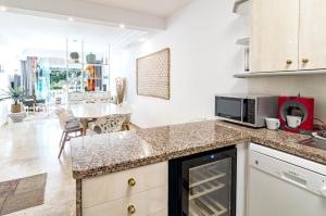 Kuchnia lub aneks kuchenny w obiekcie Cozy 2 bedroom corner apartment in Puerto Banus with a Stunning Terrace