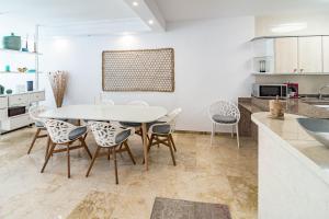 Kuchnia lub aneks kuchenny w obiekcie Cozy 2 bedroom corner apartment in Puerto Banus with a Stunning Terrace