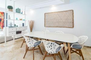 Kuchnia lub aneks kuchenny w obiekcie Cozy 2 bedroom corner apartment in Puerto Banus with a Stunning Terrace