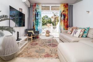 salon z kanapą i stołem w obiekcie Cozy 2 bedroom corner apartment in Puerto Banus with a Stunning Terrace w Marbelli