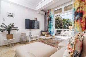 Telewizja i/lub zestaw kina domowego w obiekcie Cozy 2 bedroom corner apartment in Puerto Banus with a Stunning Terrace