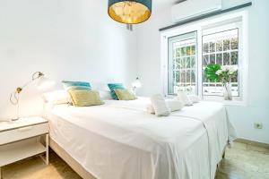 Łóżko lub łóżka w pokoju w obiekcie Cozy 2 bedroom corner apartment in Puerto Banus with a Stunning Terrace