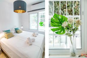sypialnia z łóżkiem i wazonem z kwiatami w obiekcie Cozy 2 bedroom corner apartment in Puerto Banus with a Stunning Terrace w Marbelli