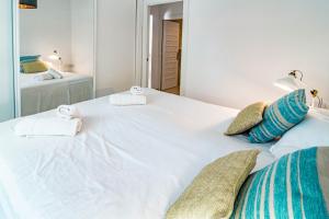 Łóżko lub łóżka w pokoju w obiekcie Cozy 2 bedroom corner apartment in Puerto Banus with a Stunning Terrace