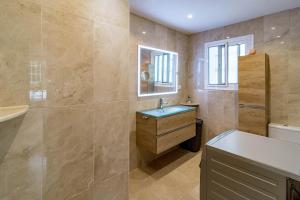 Łazienka w obiekcie Cozy 2 bedroom corner apartment in Puerto Banus with a Stunning Terrace
