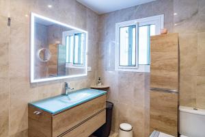 Łazienka w obiekcie Cozy 2 bedroom corner apartment in Puerto Banus with a Stunning Terrace