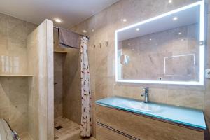 Łazienka w obiekcie Cozy 2 bedroom corner apartment in Puerto Banus with a Stunning Terrace