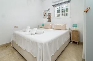 Łóżko lub łóżka w pokoju w obiekcie Cozy 2 bedroom corner apartment in Puerto Banus with a Stunning Terrace