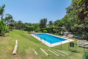 Basen w obiekcie Cozy 2 bedroom corner apartment in Puerto Banus with a Stunning Terrace lub w pobliżu