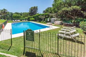 Basen w obiekcie Cozy 2 bedroom corner apartment in Puerto Banus with a Stunning Terrace lub w pobliżu