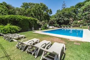 Basen w obiekcie Cozy 2 bedroom corner apartment in Puerto Banus with a Stunning Terrace lub w pobliżu