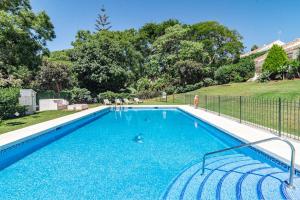 Basen w obiekcie Cozy 2 bedroom corner apartment in Puerto Banus with a Stunning Terrace lub w pobliżu