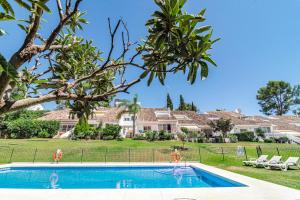 Basen w obiekcie Cozy 2 bedroom corner apartment in Puerto Banus with a Stunning Terrace lub w pobliżu