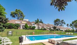 dom z basenem przed dziedzińcem w obiekcie Cozy 2 bedroom corner apartment in Puerto Banus with a Stunning Terrace w Marbelli
