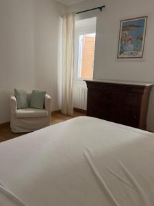 sypialnia z łóżkiem, krzesłem i oknem w obiekcie Nice 70m in front of the sea in La Ciotat w mieście La Ciotat