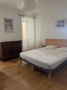 sypialnia z łóżkiem i drewnianą podłogą w obiekcie Nice 70m in front of the sea in La Ciotat w mieście La Ciotat
