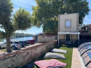 una fila de almohadas en la hierba junto a un edificio en Gîte de la tour, en Saint-Pierre-de-Boeuf