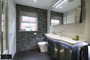 Koupelna v ubytování Nice 2 bed house, office, Wi-Fi, free parking