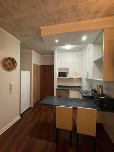 a kitchen with a table and chairs in a room at DEPARTAMENTO 106 un dormitorio primer piso in Talca