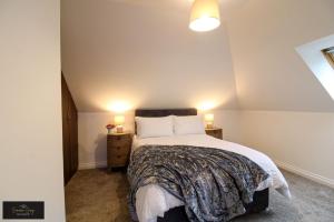 Postel nebo postele na pokoji v ubytování Nice 2 bed house, office, Wi-Fi, free parking