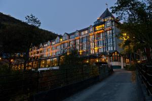 Un grand bâtiment est éclairé la nuit. dans l'établissement Hotel Union Geiranger Bad & Spa, à Geiranger