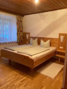 ein Schlafzimmer mit einem großen Bett mit weißen Kissen in der Unterkunft Pension & Ferienwohnung Dullnig in Gmünd in Kärnten