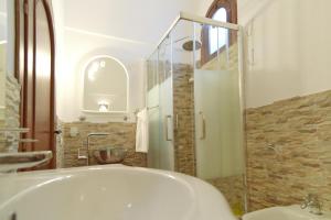 ein Badezimmer mit Badewanne und Waschbecken in der Unterkunft L'Arco in Terrasini + 41 Fotos