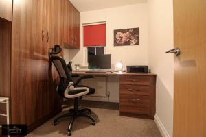 TV a/nebo společenská místnost v ubytování Nice 2 bed house, office, Wi-Fi, free parking