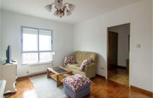 uma sala de estar com um sofá e uma cadeira em Awesome Apartment In Ourense With 2 Bedrooms em Ourense