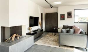 a living room with a couch and a fire place at Luxus Penthouse mit Kamin und Sonnenterasse in Hau