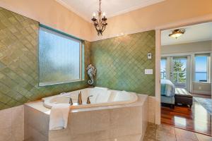 baño grande con bañera y ventana en The Luxe Lookout en Coupeville